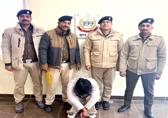 Kullu: मनाली पुलिस का चिट्टा तस्करी पर बड़ा एक्शन: होटल से 12.61 ग्राम चिट्टे के साथ युवक गिरफ्तार