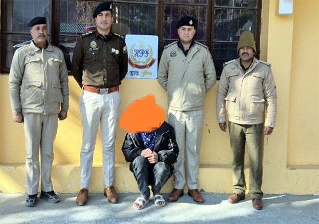Kullu: कुल्लू में बड़ी पुलिस कार्रवाई: 20 वर्षीय युवक के पास से 1.686 किग्रा चरस बरामद
