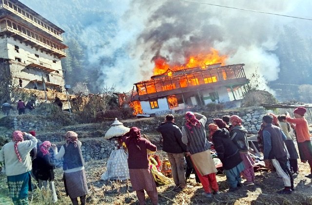 Kullu: कुल्लू के बंजार में भीषण अग्निकांड: दो घर जलकर राख, लाखों की संपत्ति नष्ट