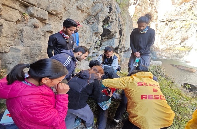 Kullu: जोगनी वाटरफॉल के पास श्रीलंकाई पर्यटक घायल, एडवेंचर टीम ने किया सफल रेस्क्यू ऑपरेशन Kullu: जोगनी वाटरफॉल के पास श्रीलंकाई पर्यटक घायल, एडवेंचर टीम ने किया सफल रेस्क्यू ऑपरेशन