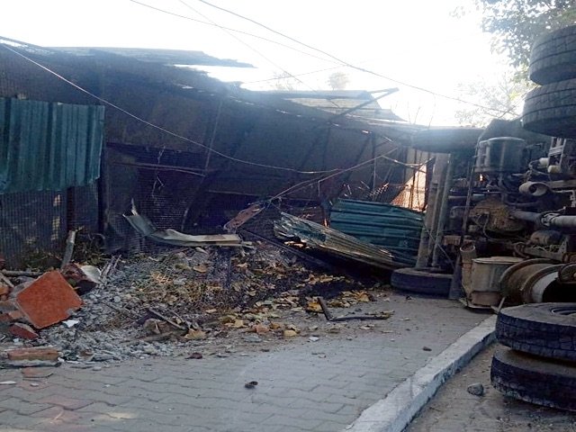 Kangra: पठानकोट-मंडी हाईवे पर पेट्रोल टैंकर पलटा, अल्हीलाल के पास बड़ा हादसा टला