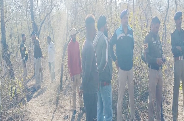 Sirmaur: यमुना नदी के बीच टापू पर मिला युवक का शव, जांच में जुटी उत्तराखंड पुलिस Sirmaur: यमुना नदी के बीच टापू पर मिला युवक का शव, जांच में जुटी उत्तराखंड पुलिस