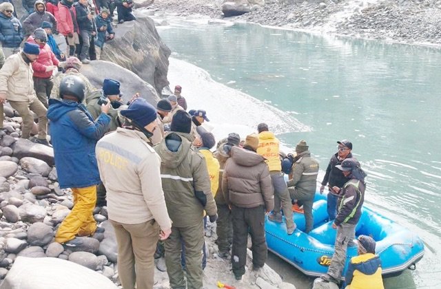 Kullu: कोकसर में चंद्रा नदी में गिरे राजस्थान के युवक का शव बरामद, माइनस 13 डिग्री तापमान में चला रेस्क्यू ऑपरेशन