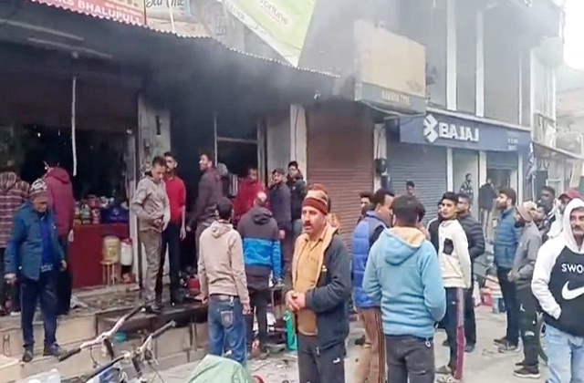 Chamba: चम्बा के बालू कस्बे में दुकान में लगी आग, 10 लाख का नुक्सान, 15 करोड़ की संपत्ति बचाई गई