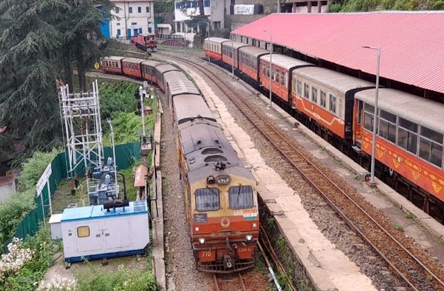 Shimla: शिमला-कालका विश्व धरोहर रेलमार्ग पर विंटर स्पेशल ट्रेन: पर्यटकों के लिए राहत भरी खबर!