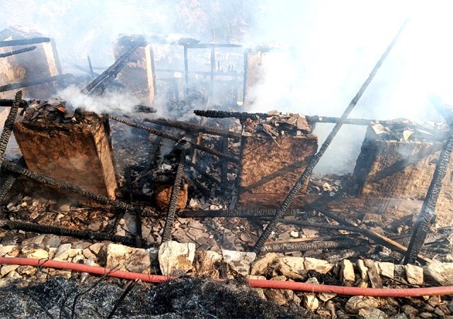 Kullu: कुल्लू में अग्निकांड: चौहकी धार में दोमंजिला मकान जलकर राख, लाखों का नुक्सान