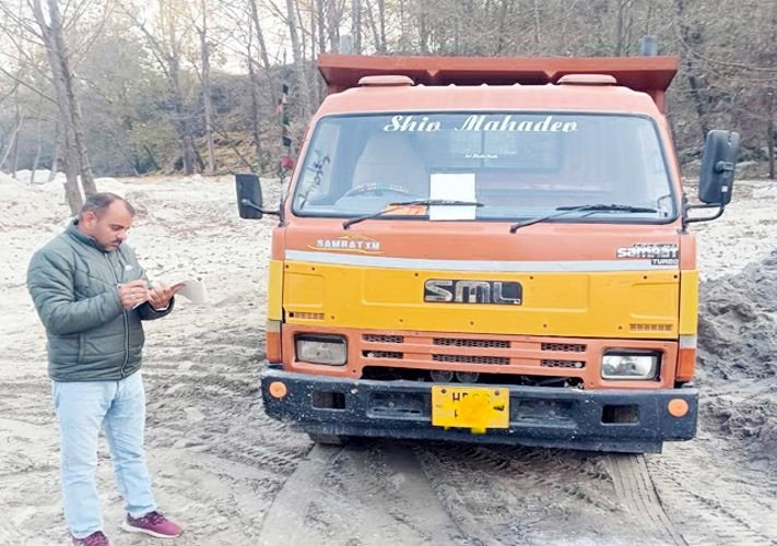 Kullu: अवैध खनन पर सख्त कार्रवाई: बंदरोल और बजौरा में 3 डम्पर जब्त, 18,500 रुपये जुर्माना