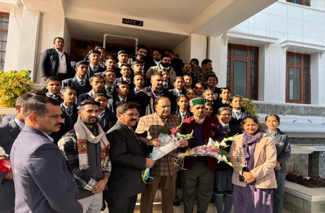 Kangra: कांगड़ा इंटरनेशनल स्कूल के छात्रों ने धर्मशाला विधानसभा का दौरा किया, माननीय अध्यक्ष कुलदीप सिंह पठानिया और शाहपुर विधायक केवल सिंह पठानिया से की मुलाकात।