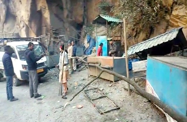 Kullu: भुंतर-मणिकर्ण मार्ग पर प्रशासन का डंडा, 50 अवैध कब्जे हटाए गए