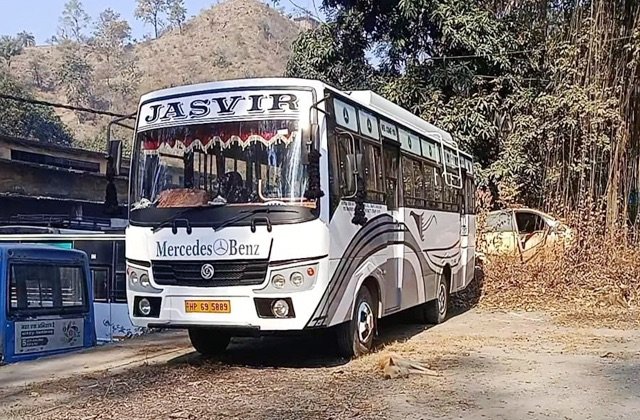 Bilaspur: क्षेत्रीय परिवहन विभाग की सख्त कार्रवाई, बिना टैक्स चल रहीं 2 निजी बसें जब्त