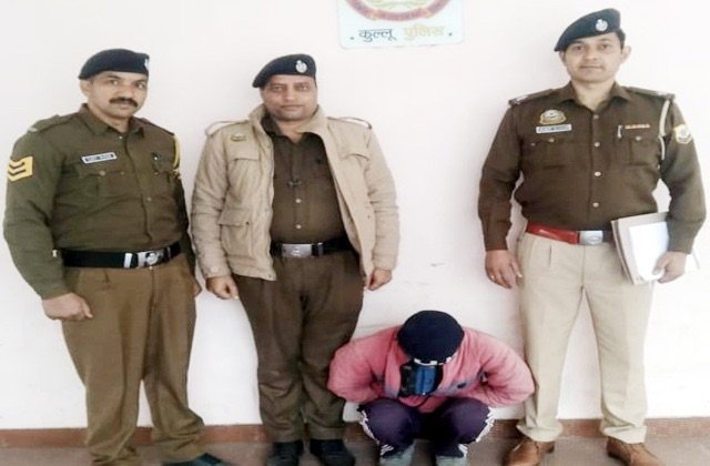 Kullu: कुल्लू में 3.705 किलो चरस के साथ व्यक्ति गिरफ्तार, सैंज में 200 ग्राम भुक्की बरामद