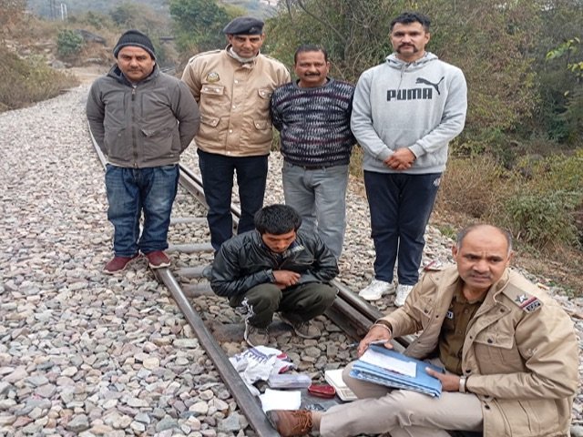 Kangra: राष्ट्रीय राजमार्ग-154 के पास युवक से चिट्टा और तराजू बरामद