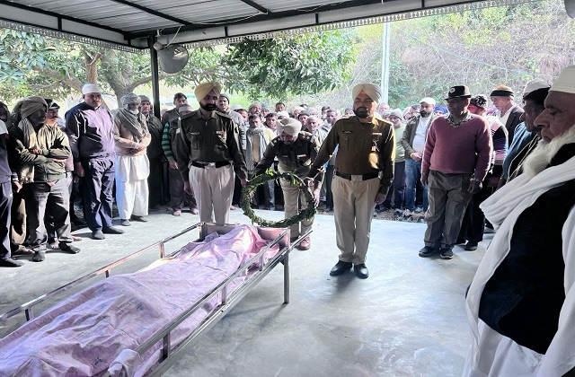 Una: गगरेट के वीर जवान अब्दुल मजीद का दुखद निधन, अंतिम संस्कार में सैन्य सम्मान से दी गई श्रद्धांजलि Una: गगरेट के वीर जवान अब्दुल मजीद का दुखद निधन, अंतिम संस्कार में सैन्य सम्मान से दी गई श्रद्धांजलि