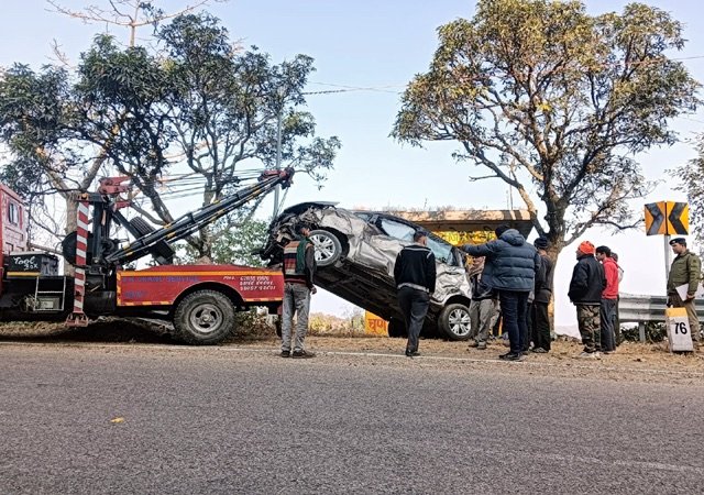Kangra: देहरा के बगली क्षेत्र में दो सड़क हादसे, गाड़ियां क्षतिग्रस्त लेकिन सवार सुरक्षित