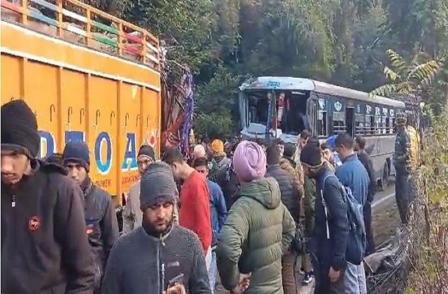 Sirmaur: एनएच-07 पर पंजाब रोडवेज बस और ट्रक की भीषण टक्कर, 3 घायल; घंटों बाद यातायात बहाल
