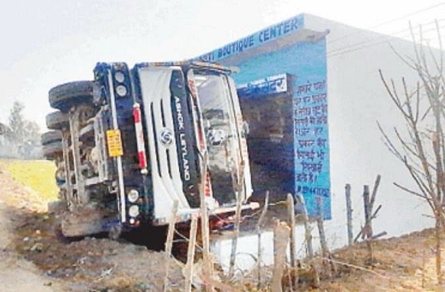 Kangra: उलैहड़िया में ओवरलोड टिप्पर बुटीक पर पलटा, बिजली का खंभा टूटा
