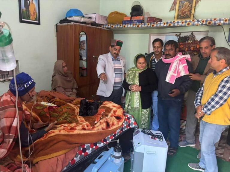 Kangra: रजनीश को मिली राहत: विधायक केवल सिंह पठानिया ने घर पहुंचाया ऑक्सीजन कंसंट्रेटर