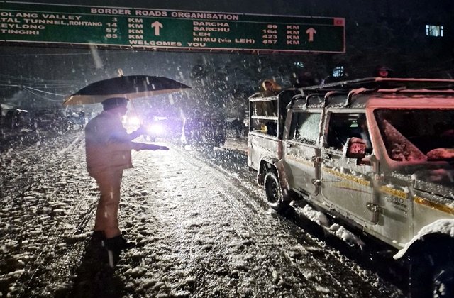 Kullu: सोलंगनाला में भारी हिमपात से बिगड़े हालात, पर्यटकों को सुरक्षित वापस लौटाने में पुलिस जुटी