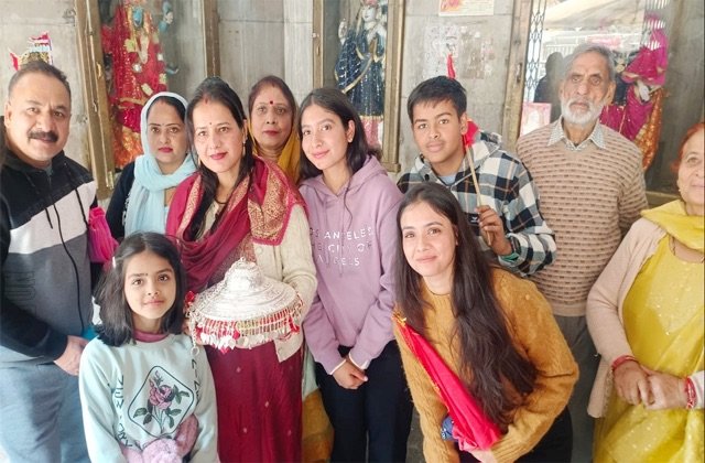 Kangra: शक्तिपीठ श्री ज्वालामुखी मंदिर: श्रद्धालु ने मन्नत पूरी होने पर अर्पित किया चांदी का छत्र