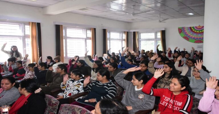 Kangra: विश्व एड्स दिवस 2024: कलंक मिटाने और जीवन कौशल पर जोर