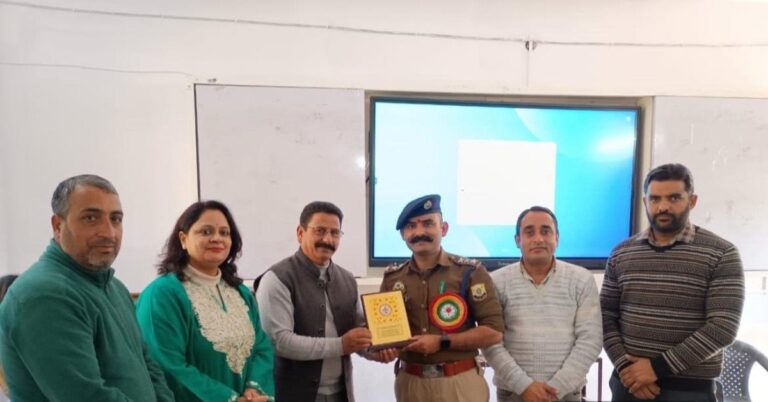 Kangra: एसपी बैजनाथ ने शिवनगर कॉलेज में जागरूकता सत्र का आयोजन किया