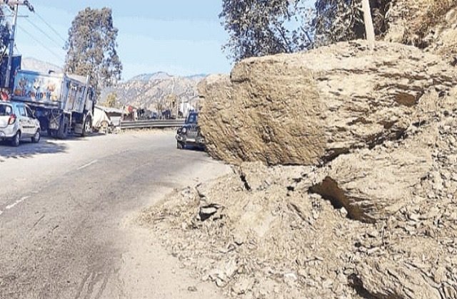Shimla: हिंदोस्तान-तिब्बत हाईवे-5 पर डेढ़ साल से पड़ी चट्टान बनी दुर्घटना का खतरा, विभागीय लापरवाही पर उठे सवाल