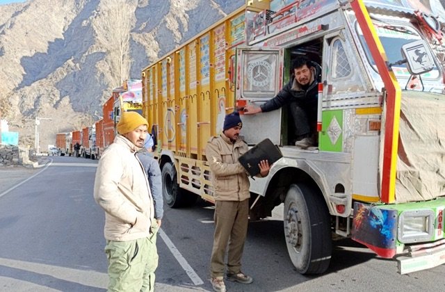 स्नोफॉल के बाद 24 घंटे बाद बहाल हुआ मनाली-लेह मार्ग