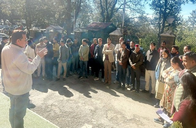Shimla: हिमाचल प्रदेश विश्वविद्यालय में शिक्षकों की लंबित मांगों को लेकर धरना, सरकार से शीघ्र कार्रवाई की अपील