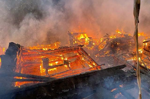 Kullu: बंजार के तांदी गांव में भीषण आग से मची तबाही, 17 मकान और 6 गौशालाएं जलकर खाक