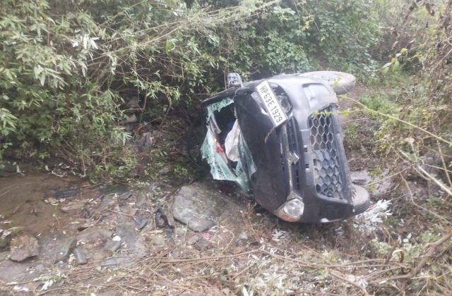 Shimla: शिमला के नेरूवा में दर्दनाक सड़क हादसा: एक व्यक्ति की मौत, तीन घायल