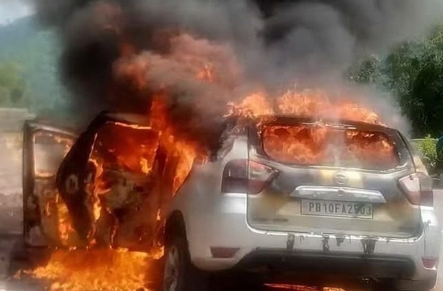Solan: सुबाथू में चलती कार में लगी आग, चालक सुरक्षित बचा