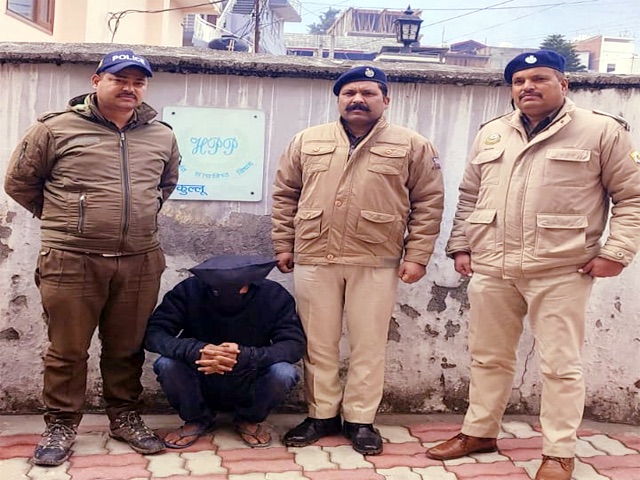 Kullu: कुल्लू में नशे के खिलाफ पुलिस का प्रहार: बजौरा फोरलेन पुल के नीचे चिट्टे के साथ युवक गिरफ्तार Kullu: कुल्लू में नशे के खिलाफ पुलिस का प्रहार: बजौरा फोरलेन पुल के नीचे चिट्टे के साथ युवक गिरफ्तार