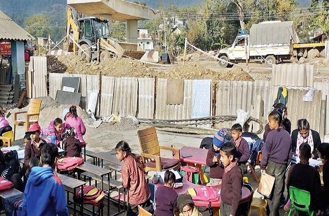 Kangra: नगरोटा बगवां के मलां स्थित प्राइमरी स्कूल की दुर्दशा: बच्चों की सुरक्षा और सुविधाओं पर सवाल
