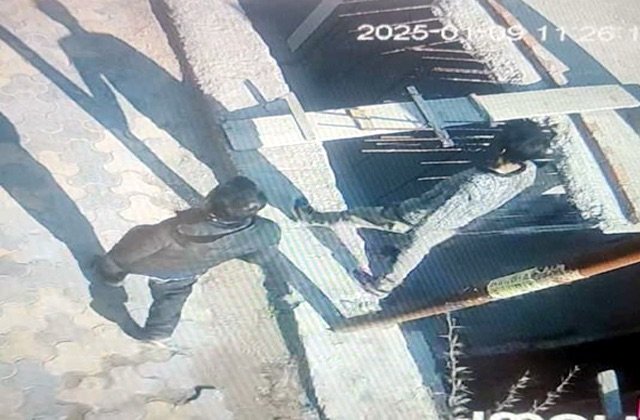 Kullu: कुल्लू के गुरुबेहड़ में चोरी: 5 लाख के आभूषण गायब, चोर सीसीटीवी में कैद
