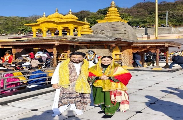 Kangra: बॉलीवुड अभिनेत्री यामी गौतम ने कांगड़ा के श्री बगलामुखी मंदिर में परिवार सहित की पूजा, मां से मांगी सुख-शांति और समृद्धि
