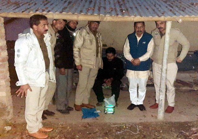 Kangra: शाहपुर पुलिस ने 882 ग्राम चरस के साथ नशा तस्कर को गिरफ्तार किया