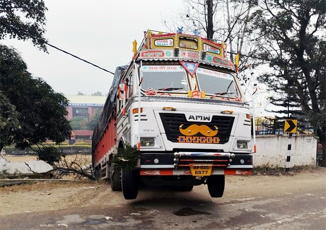 Bilaspur: ट्रक अनियंत्रित होकर टकराया कॉलेज की चारदीवारी से, बड़ी दुर्घटना होने से टला संकट