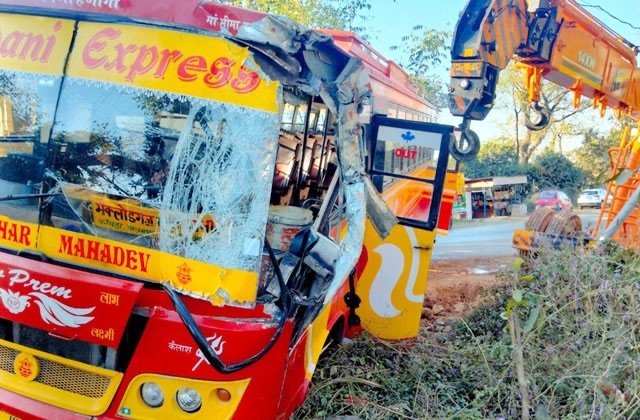 Kangra: पठानकोट-मंडी हाईवे पर बस और जेसीबी की टक्कर, सवारियां बाल-बाल बचीं