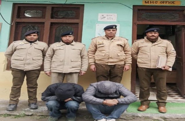 Kullu: लारजी डैम के पास कुल्लू पुलिस की बड़ी कार्रवाई: 135 ग्राम अफीम के साथ दो गिरफ्तार