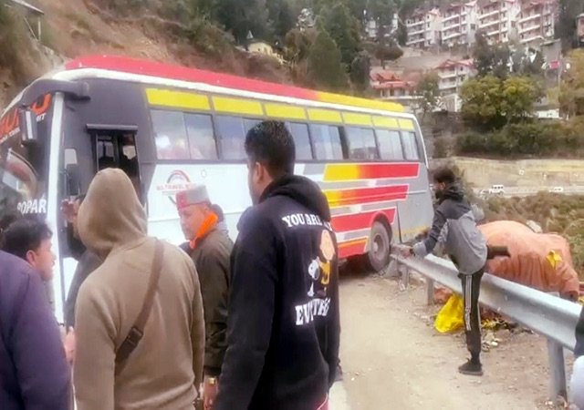 Solan: सोलन के सलोगड़ा में बड़ा हादसा टला, पर्यटक बस क्रैश बैरियर से टकराई