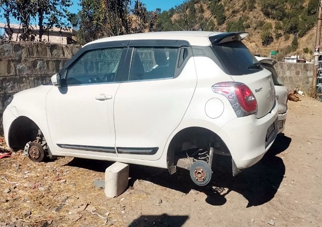Solan: कुमारहट्टी में सड़क किनारे खड़ी स्विफ्ट कार के चारों टायर चोरों ने उड़ाए