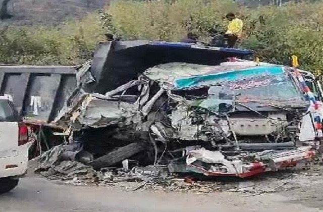 Bilaspur: शिमला-धर्मशाला नेशनल हाईवे पर भीषण सड़क हादसा: ट्रक चालक की मौत, टिप्पर चालक गंभीर घायल