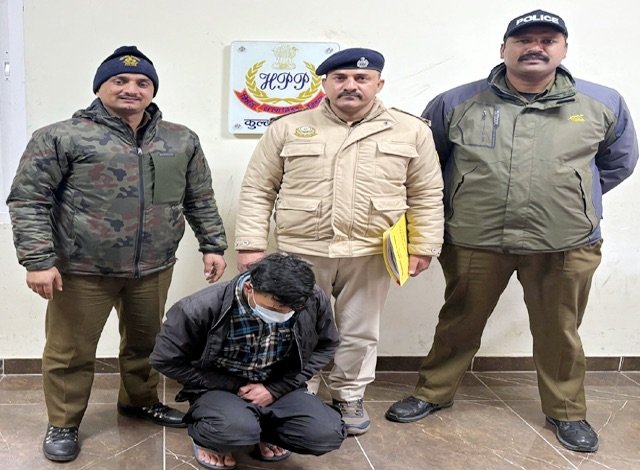 Kullu: मनाली वोल्वो बस स्टैंड के पास पुलिस ने 313 ग्राम चरस के साथ युवक को गिरफ्तार किया