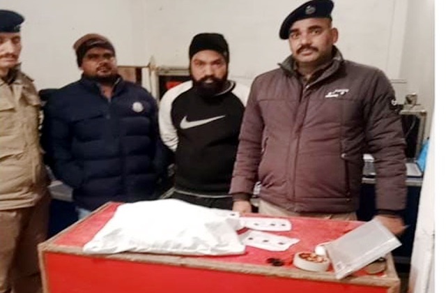 Sirmaur: सिरमौर पुलिस ने चूरा-पोस्त के साथ एक आरोपी को किया गिरफ्तार, नशे के खिलाफ अभियान जारी Sirmaur: सिरमौर पुलिस ने चूरा-पोस्त के साथ एक आरोपी को किया गिरफ्तार, नशे के खिलाफ अभियान जारी