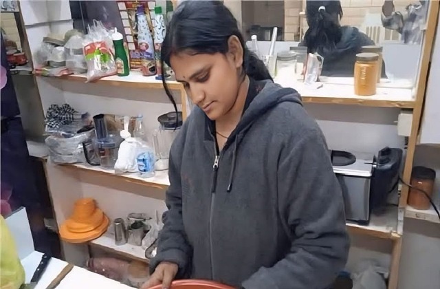 Sirmaur: छह बार की नेशनल बास्केटबॉल खिलाड़ी बनीं मोमोज विक्रेता: हिमाचल की बेटी इंद्रा की प्रेरणादायक कहानी” Sirmaur: छह बार की नेशनल बास्केटबॉल खिलाड़ी बनीं मोमोज विक्रेता: हिमाचल की बेटी इंद्रा की प्रेरणादायक कहानी”