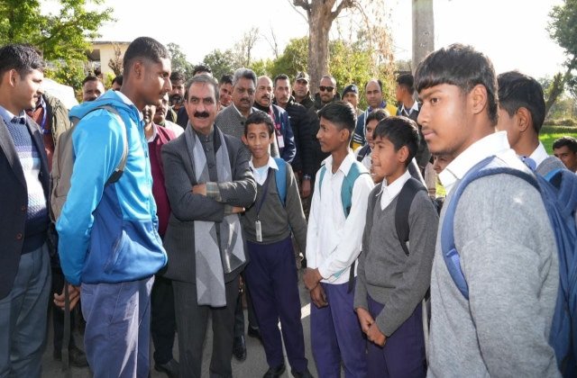 Kangra: क़ाफ़िला रोक स्कूली बच्चों से मिले मुख्यमंत्री सुक्खू, फीडबैक भी ली