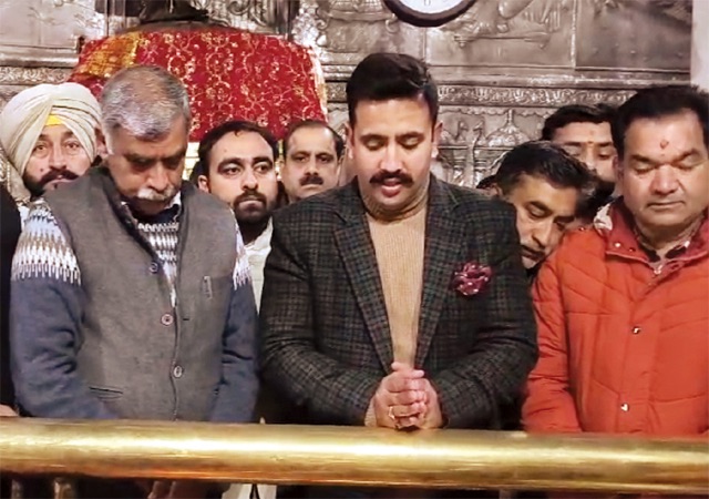 Kangra: धर्मशाला में आज कैबिनेट बैठक: विक्रमादित्य सिंह ने मां ज्वालामुखी मंदिर में किए दर्शन Kangra: धर्मशाला में आज कैबिनेट बैठक: विक्रमादित्य सिंह ने मां ज्वालामुखी मंदिर में किए दर्शन