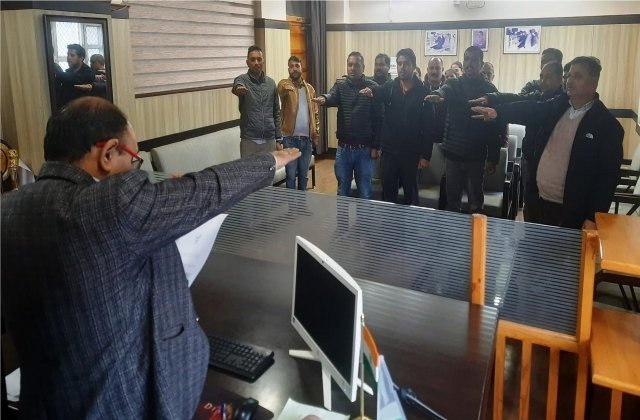 Mandi: राष्ट्रीय मतदाता दिवस पर जोगिंदर नगर के एसडीएम ने दिलाई मतदाता शपथ