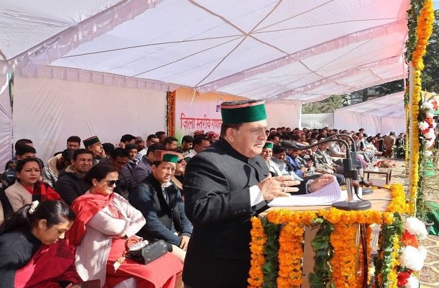 Kullu: कुल्लू में गणतंत्र दिवस समारोह: कुलदीप सिंह पठानिया ने की विकास योजनाओं की घोषणाएं