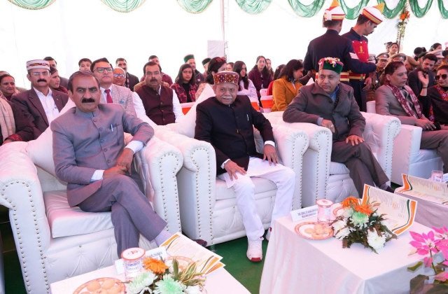 Himachal: हिमाचल प्रदेश में गणतंत्र दिवस पर ध्वजारोहण, राज्यभर में उत्सव का माहौल